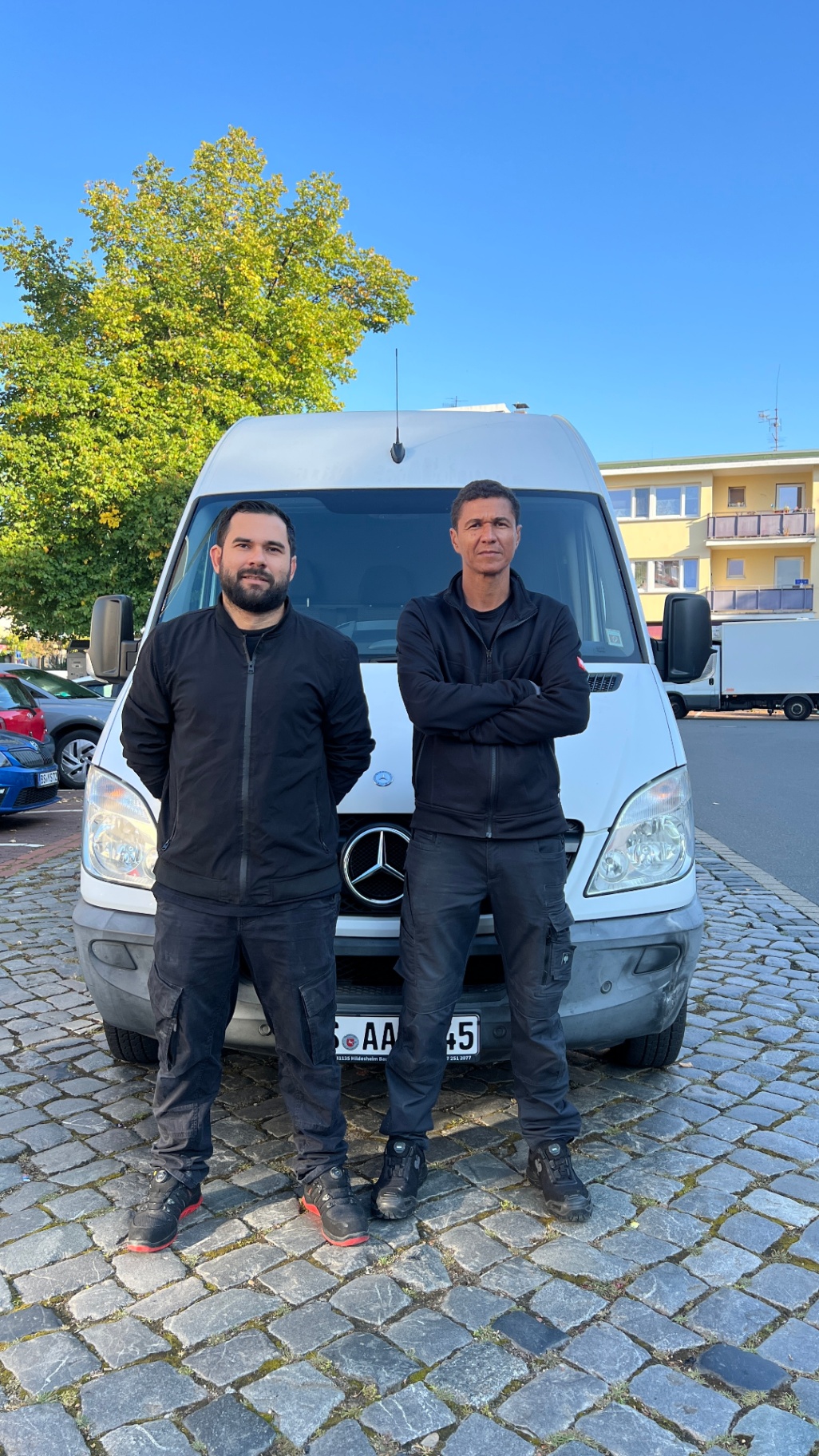 BrasFix Team am Firmenfahrzeug